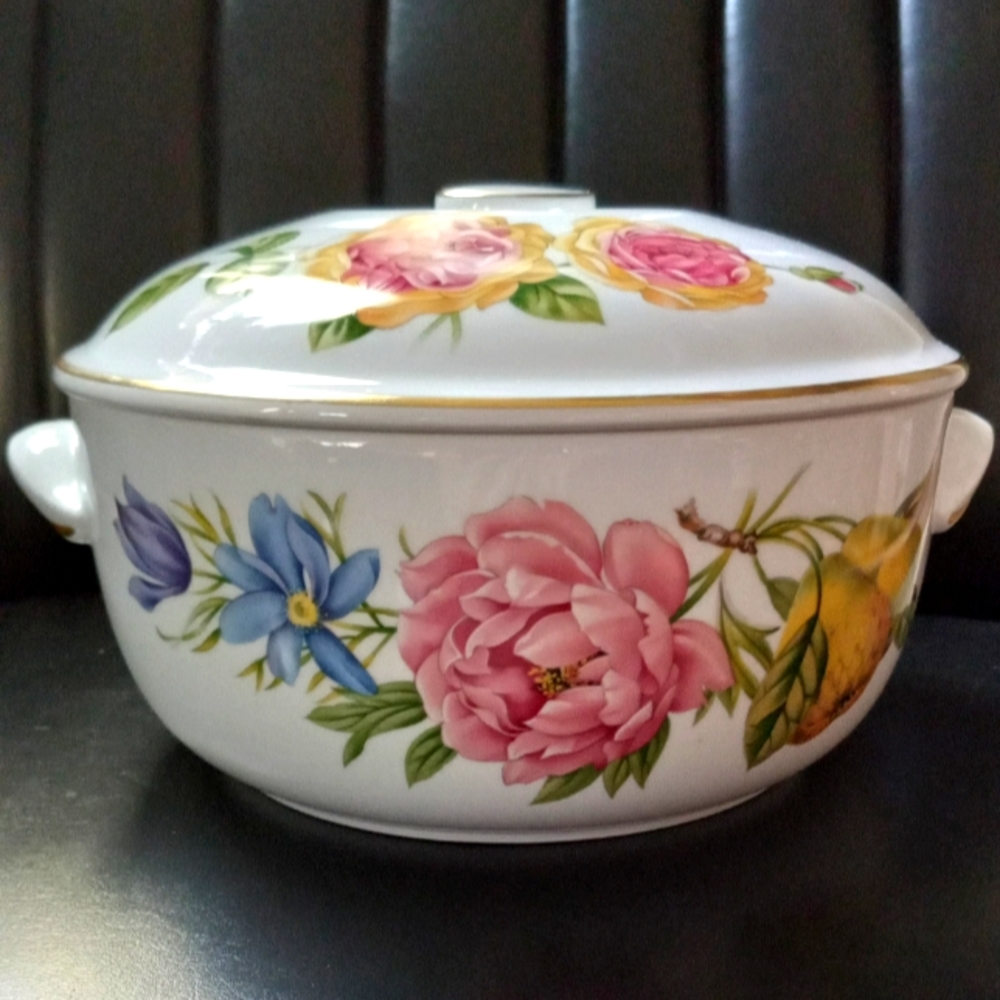 "PERSHORE" BY ROYAL WORCESTER 1978  Round deep covered casserole with lid